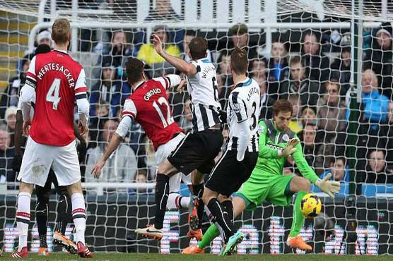 Giroud sends Arsenal back to the top