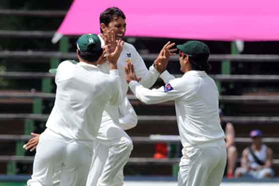 Younis strike tilts odds towards Pakistan