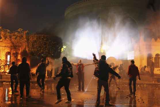 Security forces, protesters clash in Cairo 
