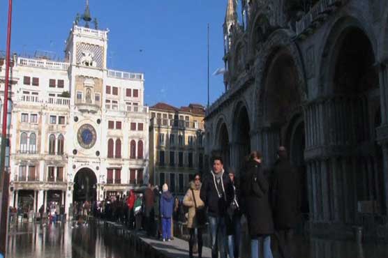Tens of thousands kick off Venice Carnival