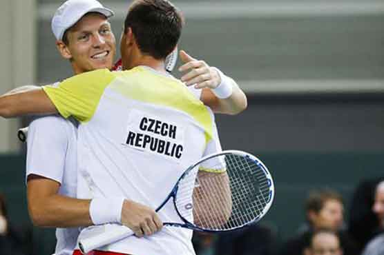 Czechs, Italy advance in Davis Cup; Spain loses 
