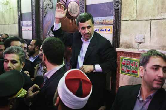 Ahmadinejad attacked with shoe in Cairo