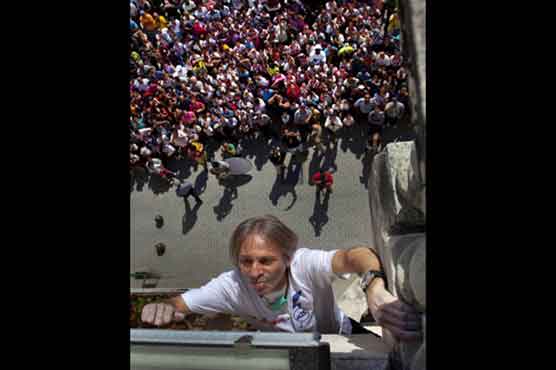 Climbing 'Spider-Man' puts on show for Cuba kids