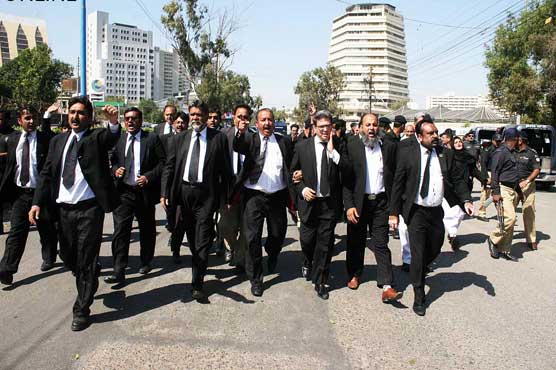 کراچی بار کے وکلا کی ریلی، وزیرا علیٰ ہاؤس کے سامنے دھرنا