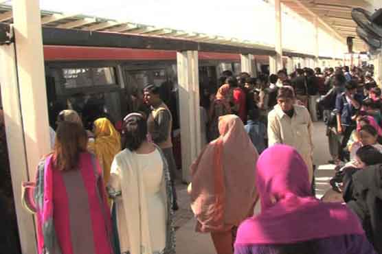 لاہور: میٹرو بس، برقی زینے نہ چلنے سے معمر افراد کو پریشانی