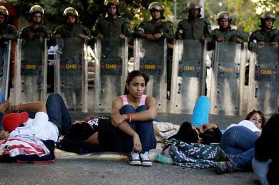 Venezuelan students protest outside Cuba's embassy 