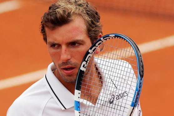 Federer stunned by Benneteau in Rotterdam