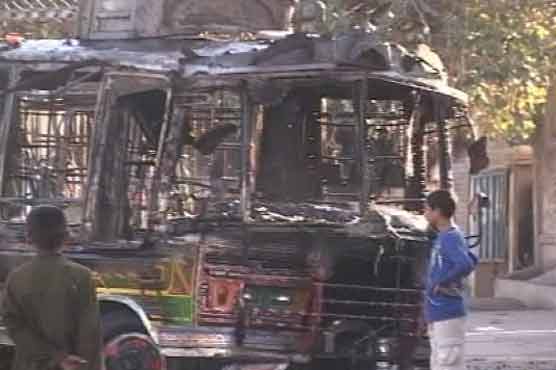 کراچی: نامعلوم افراد نے بس اور کنٹینر کو آگ لگا دی