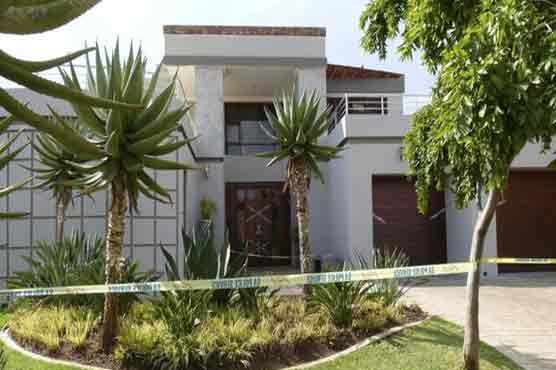 Police finds blooded cricket bat at home of Pistorius 