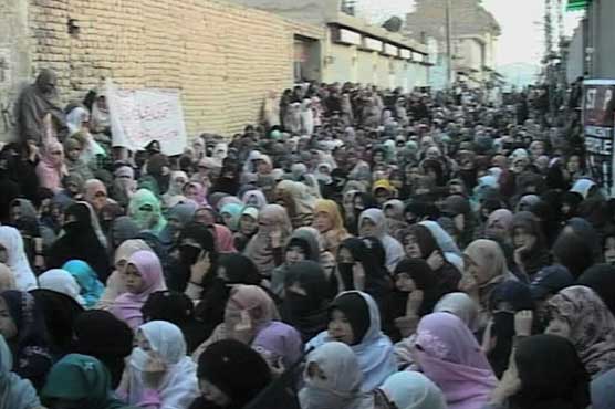 Hazaras refuse to bury bombing victims, sit-in continues
