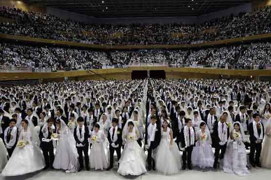 Thousands wed in South Korean mass marriage