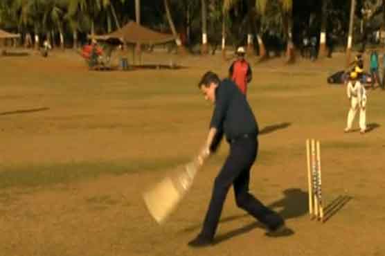 Cameron bowled out by Mumbai girl