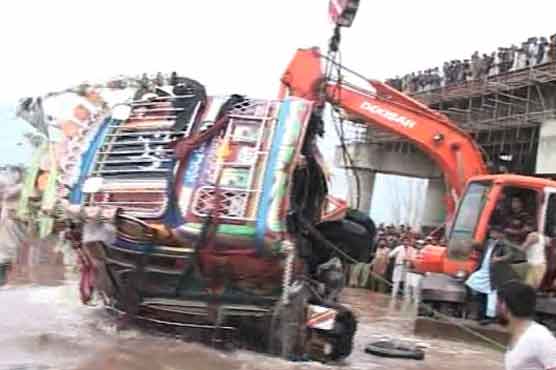 Peshawar: 12 die as bus falls into ravine
