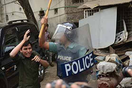 Bangladesh students protest against war crimes accused 
