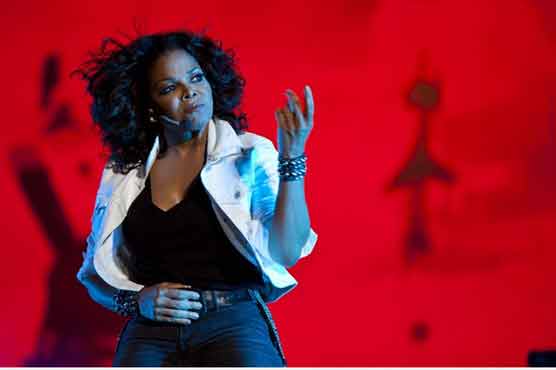 Photographers go crazy at Janet appearance in show 