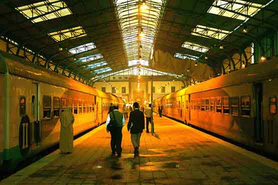 Brick workers block rail lines to Cairo 