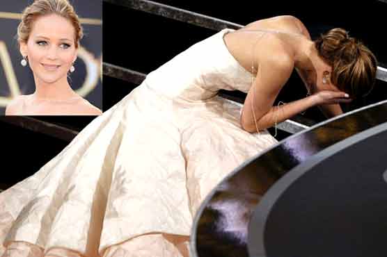 Oh no! Hungry Lawrence falls before accepting Oscar