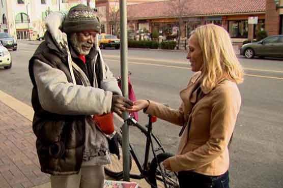 Homeless man gets reward for returning diamond ring 