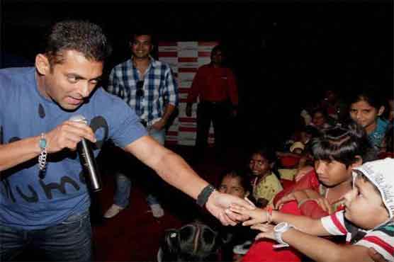 Salman Khan’s visits camp of underprivileged children 