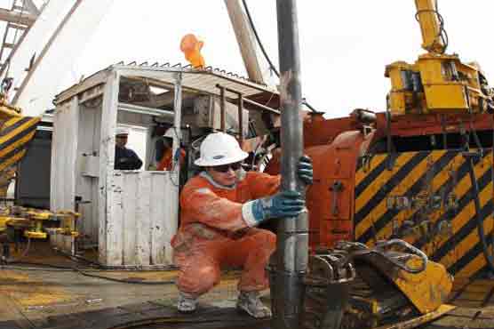 Oil rises as 'cliff' consensus appears close