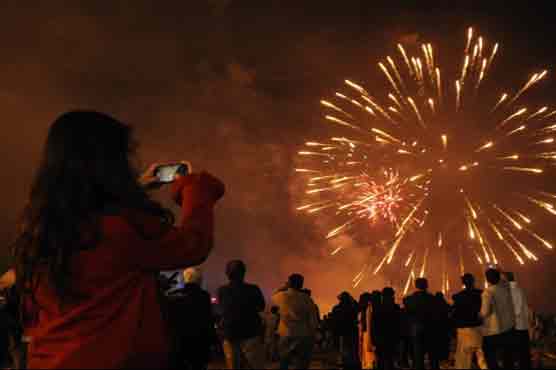 Karachiites welcome 2013 with fireworks
