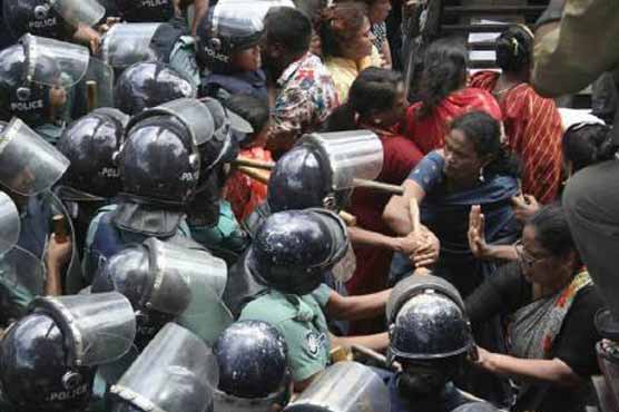 Dhaka: Police clash with anti-government protesters 
