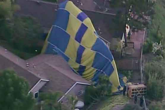 Hot air balloon crashes on wedding venue 