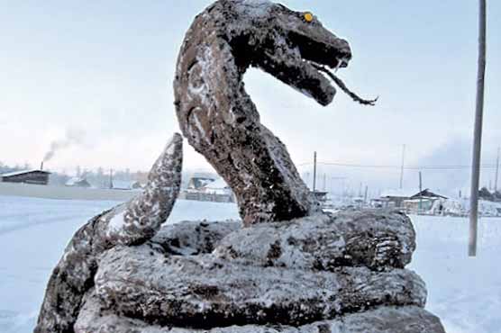 Artist sculpts cow dung into huge cobra
