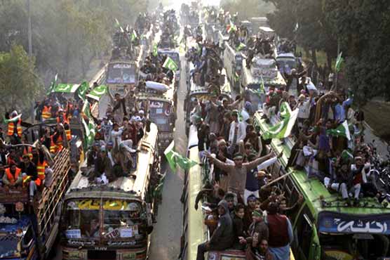 Qadri leads tens of thousands towards Islamabad
