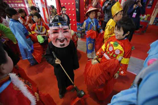 Chinese dwarfs shine with shadow puppets