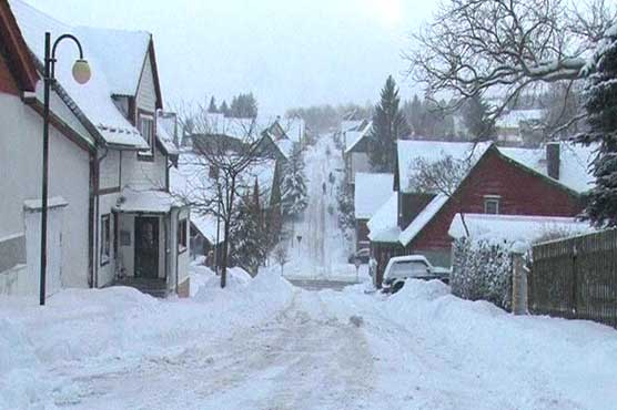 Snow grounds hundreds of flights in Britain