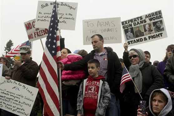 Thousnads rally against stricter gun control in US
