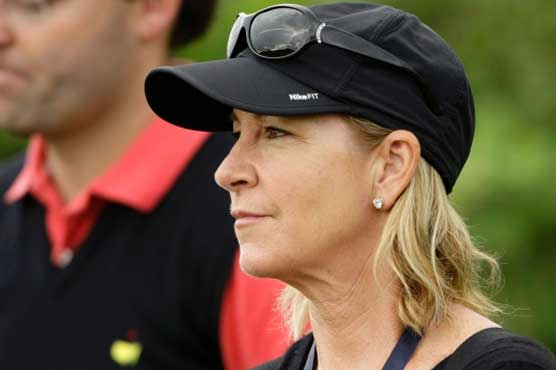 Tennis stars Evert, Davenport take swing at acting