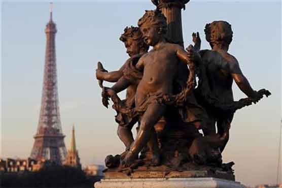 Rotten eggs stench reaches UK after French gas leak