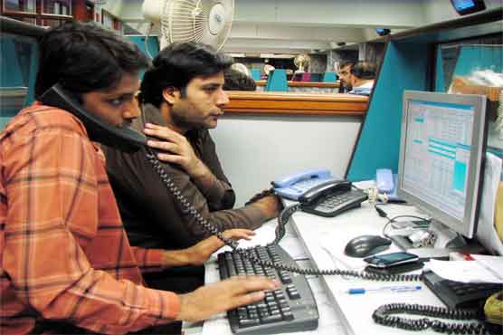 KSE closes higher, rupee weakens
