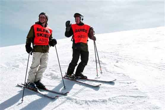 No fear: Blind skiers take to US slopes