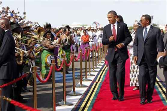 Teeming crowds greet Obama in Tanzania