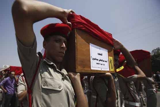 Egyptian soldier killed as militants hit army checkpoints