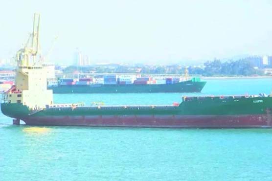 Ship seized by Somali pirates sinks