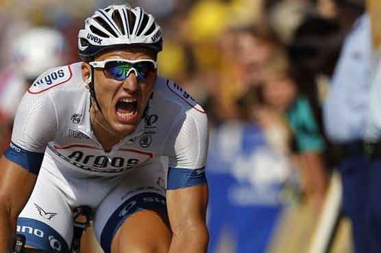Tour de France: Goss avoid crash to fight another day 