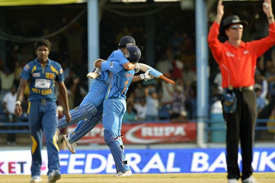 Dhoni blasts India to tri-series title