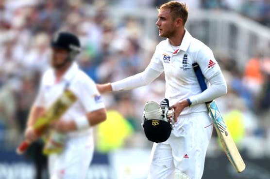 Aussies howl over Stuart Broad non-walk