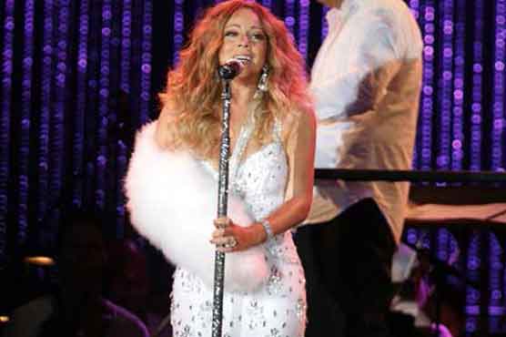 Injured Mariah Carey performs at MLB-Sandy show 