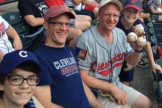 Fan grabs 4 foul balls at Indians game 
