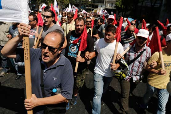 Athens: Tension runs high as another wage cut hits workers