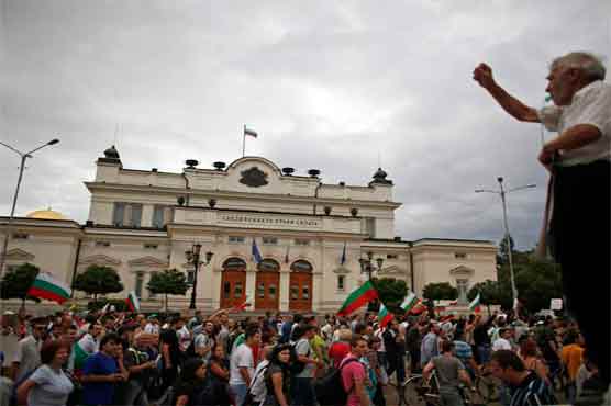 Bulgaria: Protesters try to block Parliament