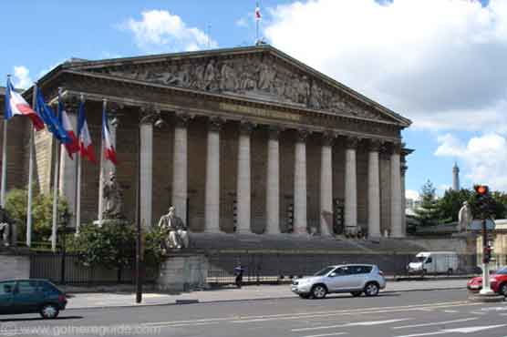 France adopts law splitting bank activities
