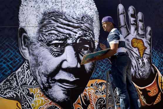 Artists celebrate Mandela with paintings
