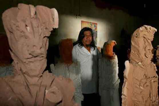 Mexico artist who made clay migrants dead at 49
