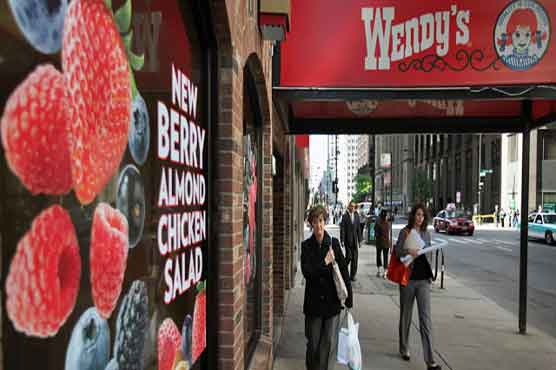 Wendy's tops expectations, sells 425 restaurants 